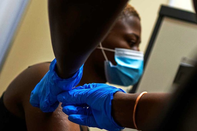 Ein Mann bei der Impfung in einem Hospital bei Johannesburg in Sdafrika  | Foto: Jerome Delay (dpa)