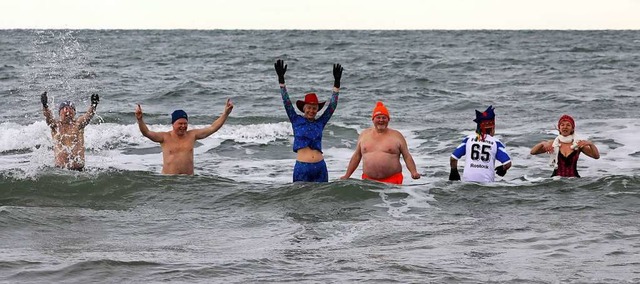 Mitglieder des Vereins Rostocker Seehu...rzulauf im Vergleich zu den Vorjahren.  | Foto: Bernd Wstneck (dpa)