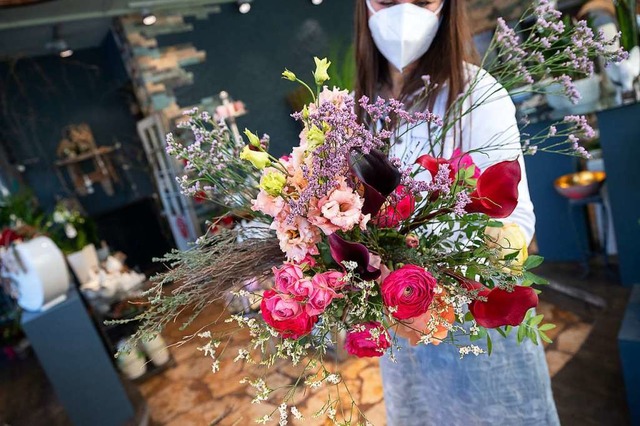 Eine Floristin bindet einen Blumenstrau.  | Foto: Sebastian Gollnow (dpa)