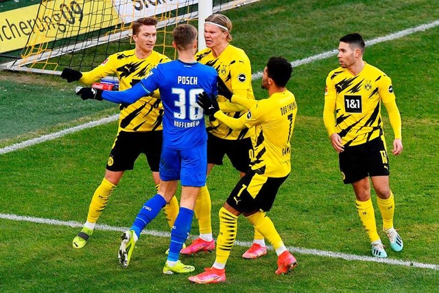 Stress in Dortmund: Haaland trifft, Ho...ch. Das Spiel endet 2:2-Unentschieden.  | Foto: MARTIN MEISSNER (AFP)