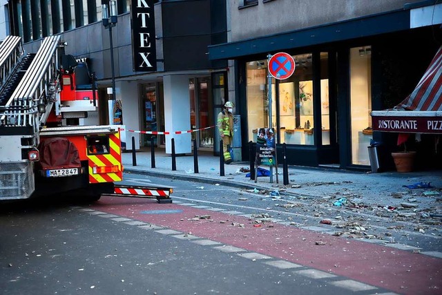 Herabstrzende Gebudeteile verletzen Passanten in Mannheim  | Foto: - (dpa)