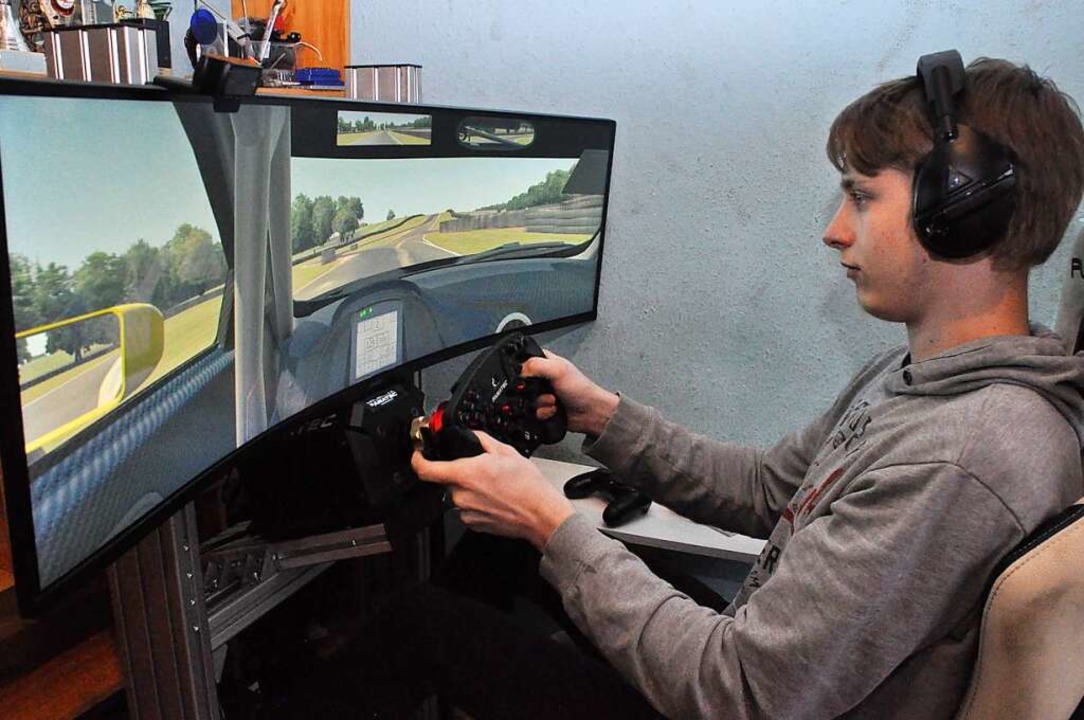 Beim Sim-Racing fährt Demien Hugenschmidt aus Rheinweiler virtuell Rennen.  | Foto: Ralf Strittmatter