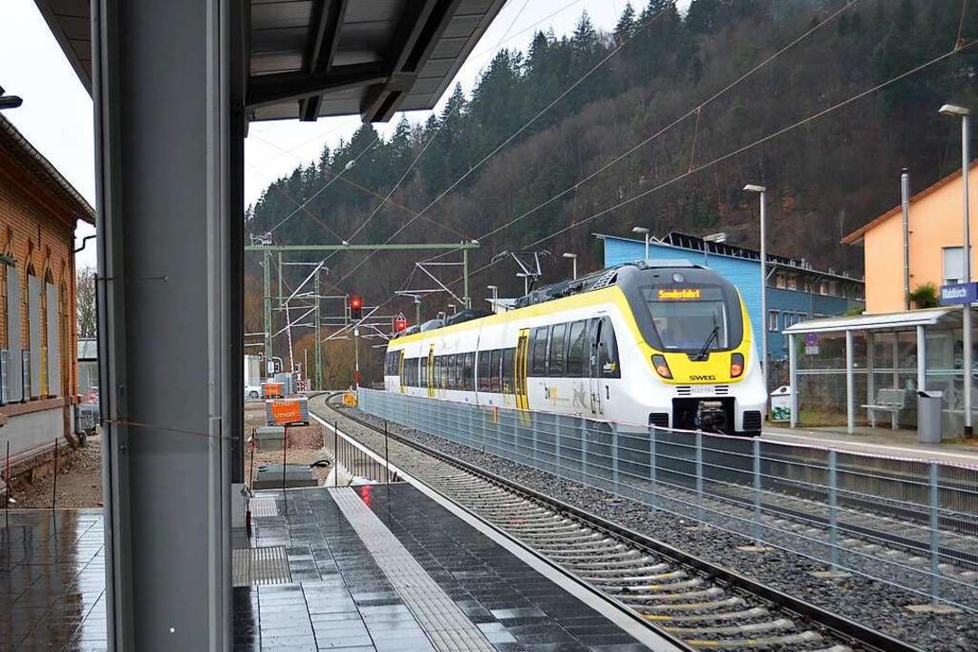 Die Züge im Waldkircher Bahnhof werden...rten Bahnsteig 1 wird noch gearbeitet.  | Foto: Nikolaus Bayer