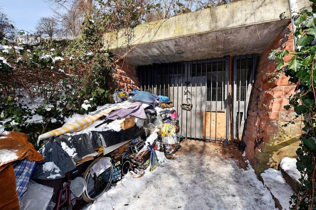 Im Schlossbergbunker hatten Unbekannte...agen. Davor  nchtigt ein Obdachloser.  | Foto: Thomas Kunz
