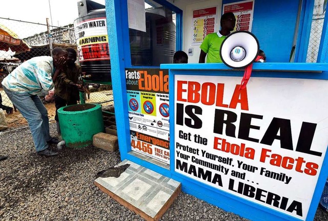 &#8222;Ebola is real&#8220; steht auf diesem Schild  | Foto: PASCAL GUYOT (AFP)