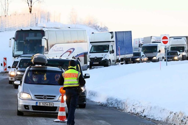 Autos und LKW aus Tschechien stehen im...atz an der Autobahn 17 hintereinander.  | Foto: Sebastian Kahnert (dpa)