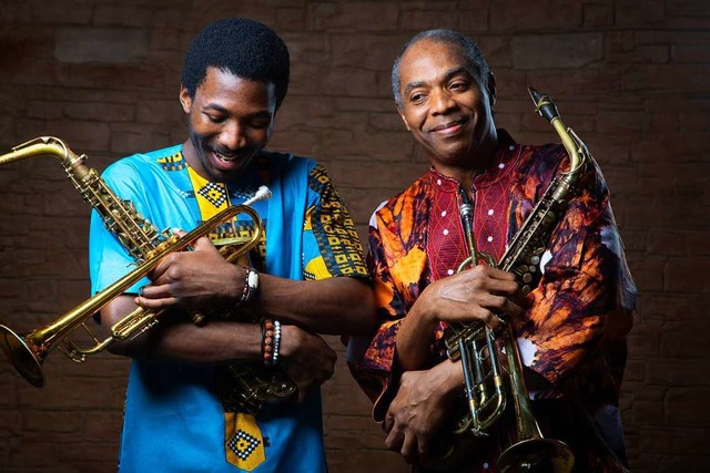 Vater Femi (rechts) und Sohn Made ver...n des politisch engagierten Afrobeats.  | Foto: Optimus Dammy