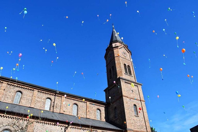Wie Konfetti sehen die Luftballons aus... Bonifatiuskirche in die Luft stiegen.  | Foto: Barbara Ruda