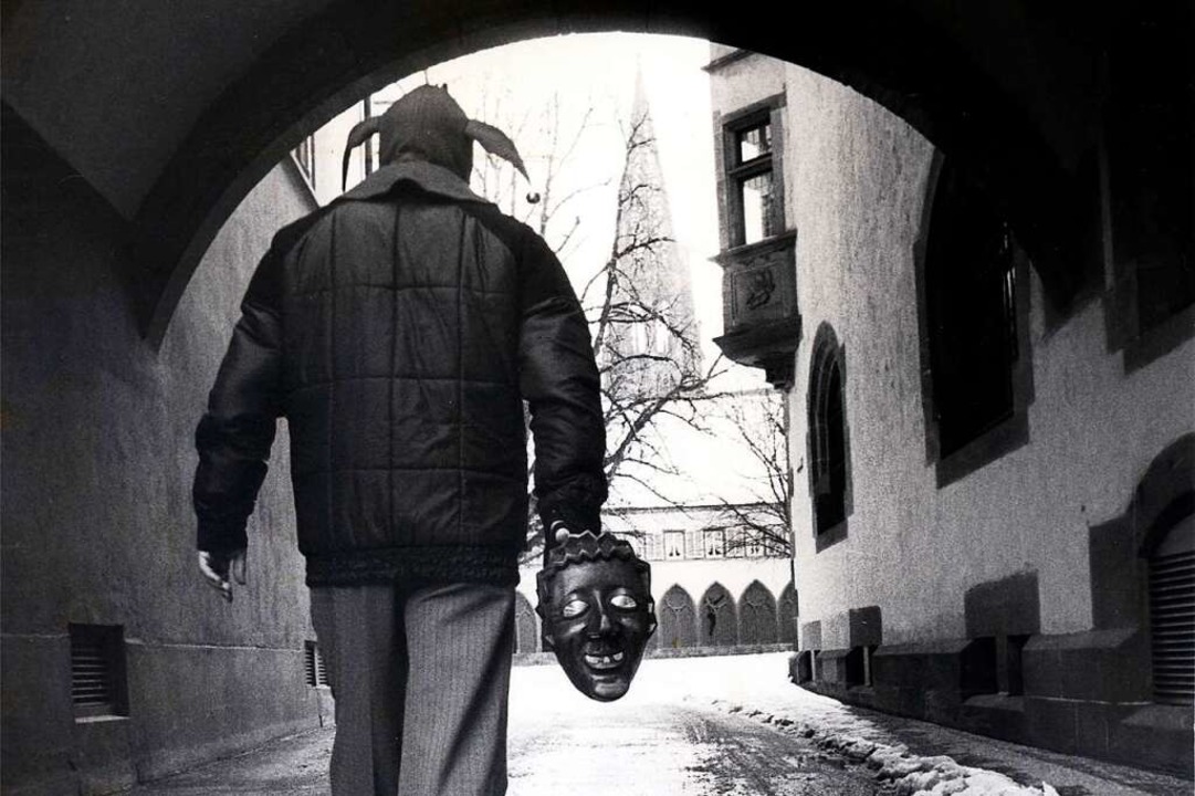 Der damalige BZ-Fotograf Heinz Wurzer ...d seiner Fasnetrufermaske in der Hand.  | Foto: Heinz Wurzer