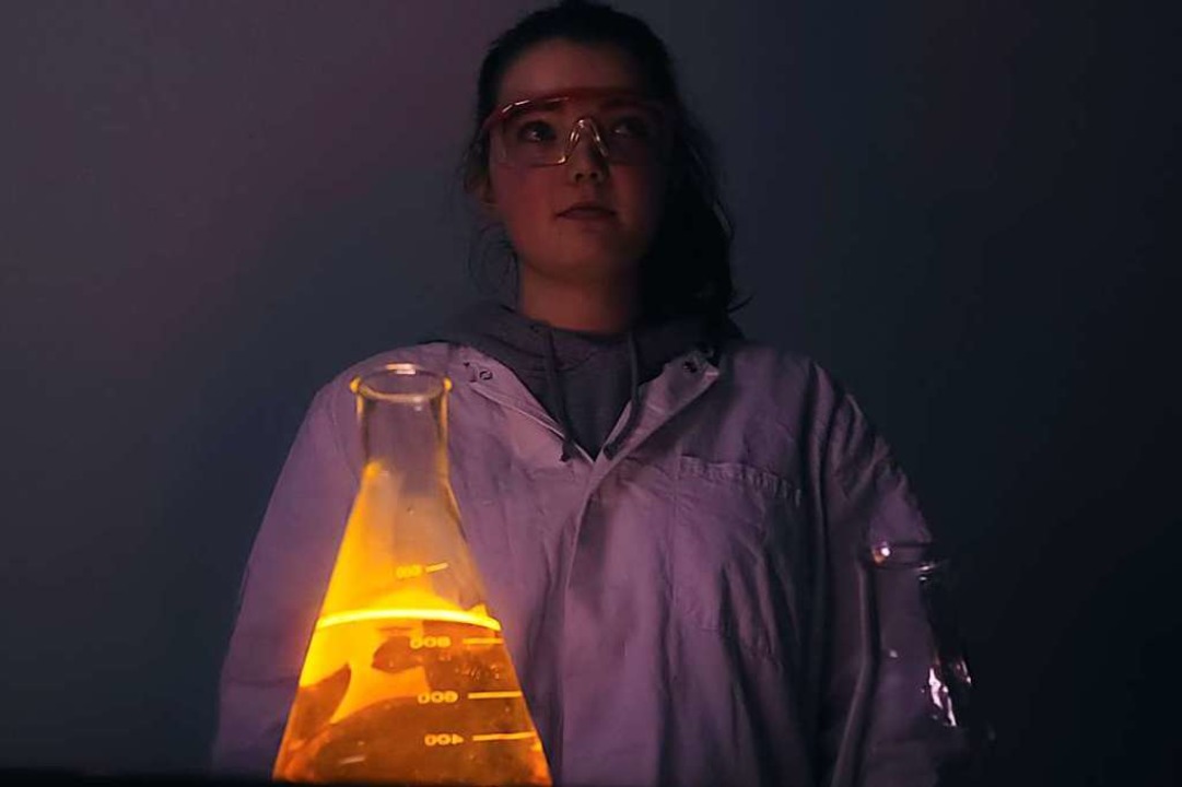 Thea Schmitz zeigt im Film, was man im Chemieunterricht lernt.  | Foto: Privat
