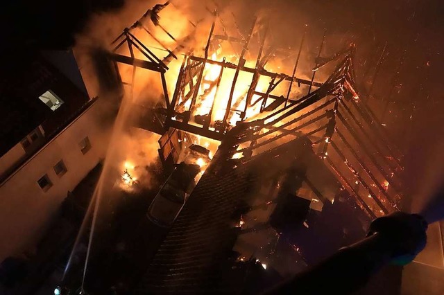 Voll in Flammen standen ein konomiege...mmen auf weitere Huser zu verhindern.  | Foto: Feuerwehr Rheinhausen
