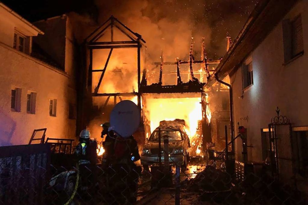 Voll in Flammen standen ein konomiege...mmen auf weitere Huser zu verhindern.  | Foto: Feuerwehr Rheinhausen
