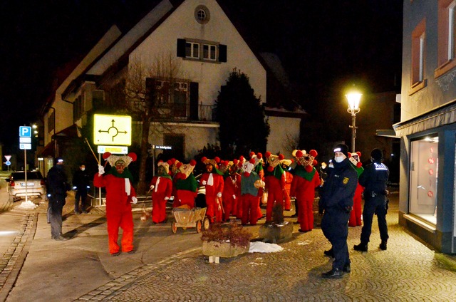 Nicht alle reagierten einsichtig: Polizei und Schuttig im Gesprch.  | Foto: Nikolaus Bayer