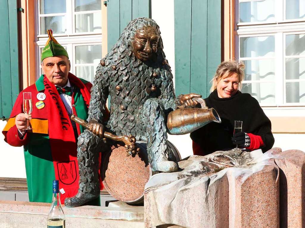 Am Narrenbrunnen in Altdorf schenkten sich Ehrenoberzunftmeister Bernhard Schwarz und Partnerin Bettina ein Schlckchen ein.