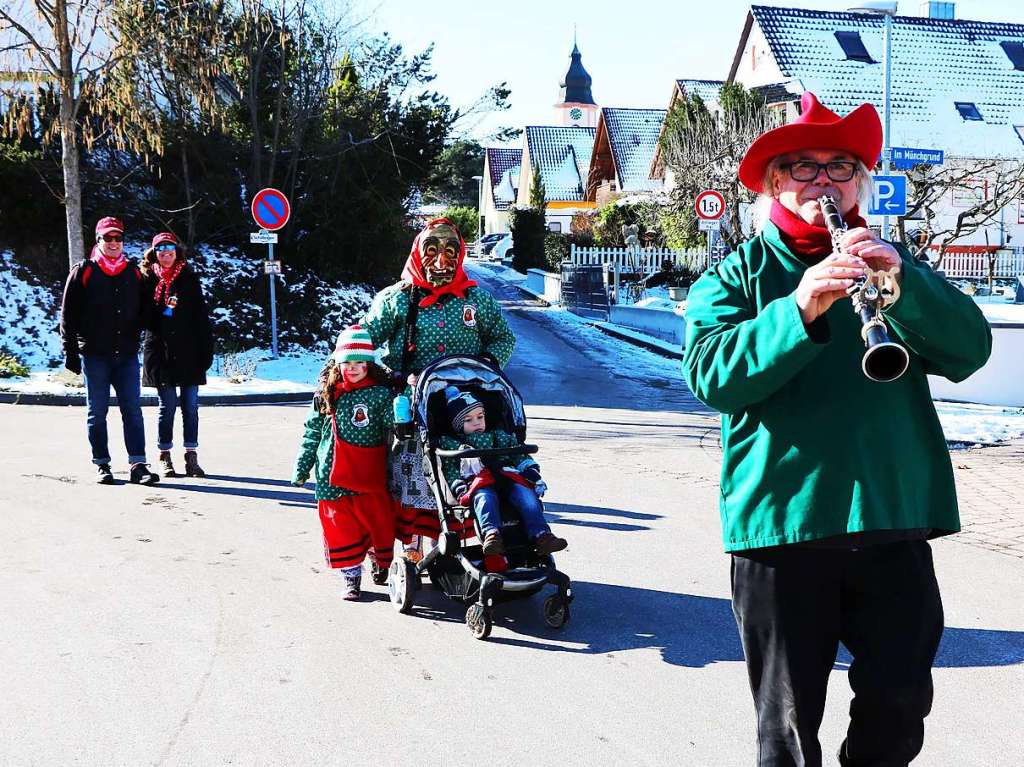 Um wenigstens etwas Fasentstimmung zu bekommen, bildeten sich am Fasentsamstag in Altdorf kleine Gruppen und zogen durch das Dorf.