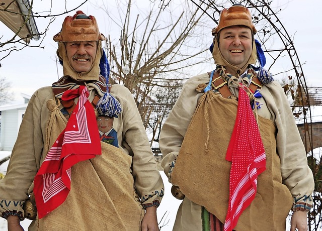 Roland (links) und Thomas Weishaar wer...nterziehen sie sich einem Corona-Test.  | Foto: Martha Weishaar