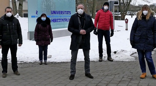 Gesprch vor dem Klinik-Gelnde: Die S...inks), Helene Andris und Jan Minners.   | Foto: Frank Schoch