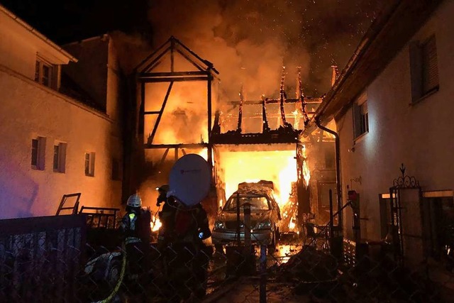 In Flammen standen ein konomiegebude...rde ein Jugendlicher schwer verletzt,.  | Foto: Feuerwehr Rheinhausen