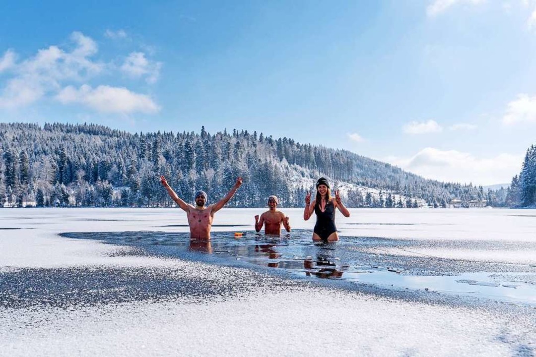 Mit Mtze im See:  Gina Kutkat hat das Eisbaden im Windgfllweiher ausprobiert.  | Foto: Merlin Blumenschein