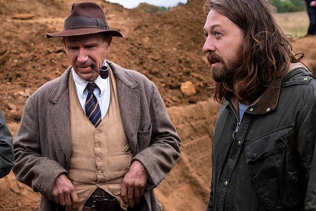 Regisseur Simon Stone (rechts) mit sei...utton Hoo aus dem siebten Jahrhundert.  | Foto: LARRY HORRICKS/NETFLIX  2021