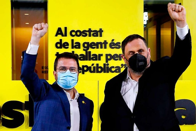 Die ERC-Politiker Pere Aragones (links...queres freuen sich ber ihren Triumph.  | Foto: JOSEP LAGO (AFP)