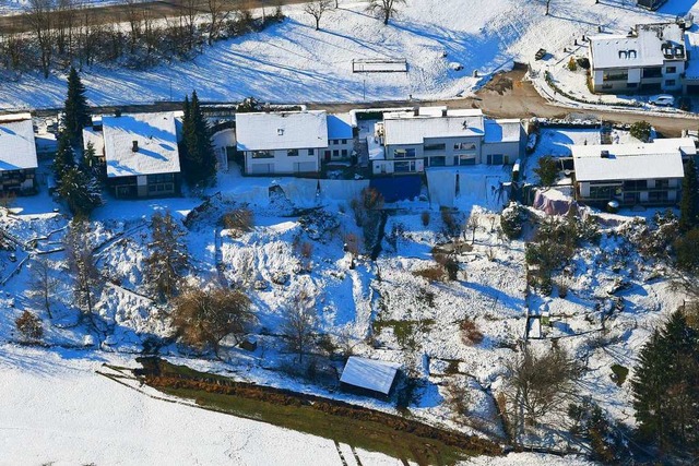 Die Idylle trgt: Zwar gibt es Entwarn...rbeiten, um das Haus zu stabilisieren.  | Foto: Erich Meyer