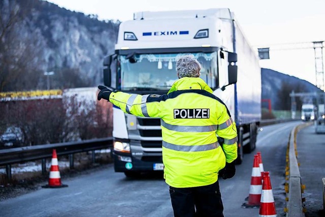 Ein Bundespolizist weist einen aus st...er Autobahn A93 in die Kontrollstelle.  | Foto: Matthias Balk (dpa)