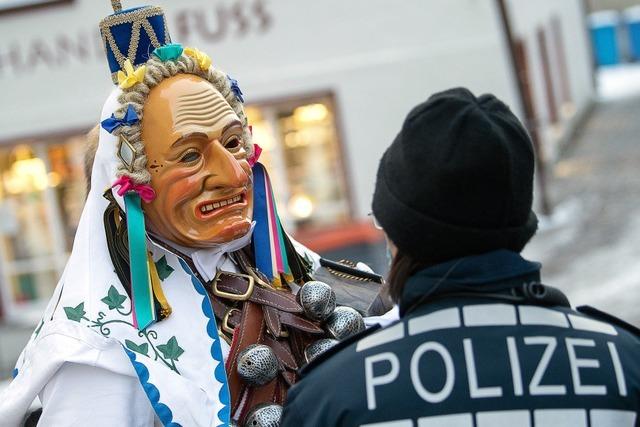 Polizisten mssen manche Narren zur Rson bringen