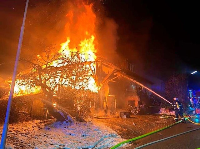Als die Feuerwehr eintraf, stand das Haus bereits in Flammen.  | Foto: Feuerwehr Schopfheim