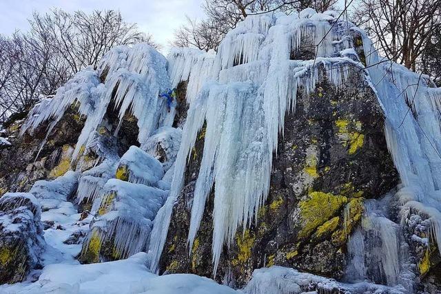 Eiskletterer erklimmen Felsen in Utzenfeld dank Minusgraden