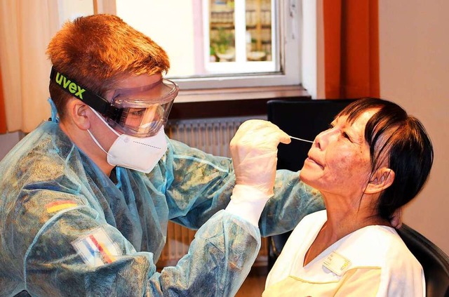 Feldwebel Konstantin Bayer testet eine Mitarbeiterin des Wichernhauses.  | Foto: Evangelische Stadtmission Freiburg e.V.