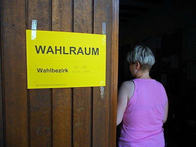 In allen Wahllokalen der Gemeinde Efri... dass Ein- und Ausgnge getrennt sind.  | Foto: Victoria Langelott