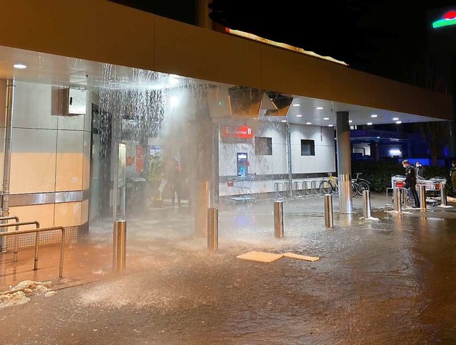 Ein Wasservorhang ergoss sich in den Eingangsbereich des Supermarkts.  | Foto: Blaulicht