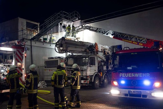 Ein Schwelbrand beim Mllheimer Untern...euerwehren aus Mllheim und Hgelheim.  | Foto: Volker Mnch