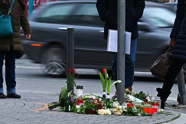 Blumen und Kerzen erinnern an die Opfer eines tdlichen Verkehrsunfalls.  | Foto: Arne Dedert (dpa)