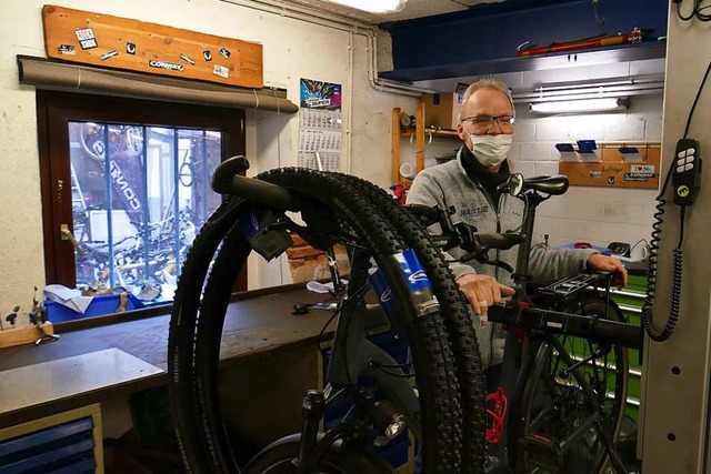 Der Emmendinger Manfred Dages hlt den...n: &#8222;Verkaufen kann jeder.&#8220;  | Foto: Marius Alexander