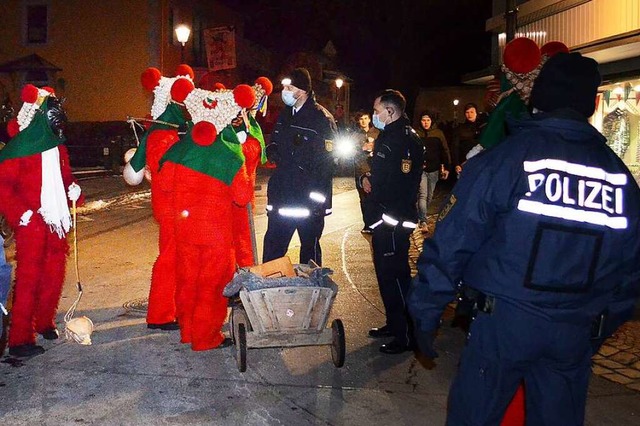 Polizisten mussten eine Gruppe von etw...nze nicht eskalieren zu lassen&#8220;.  | Foto: Nikolaus Bayer