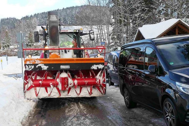 Der Schnee verkleinert die Fahrbahn in...erschrft die Gemengelage noch einmal.  | Foto: Privat