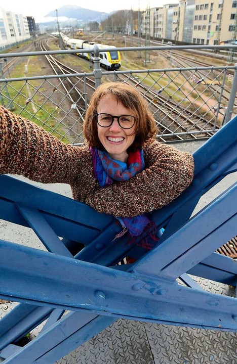 Marianne Schfer blickt gerne von der Wiwili-Brcke herab auf Freiburg.  | Foto: Ingo Schneider