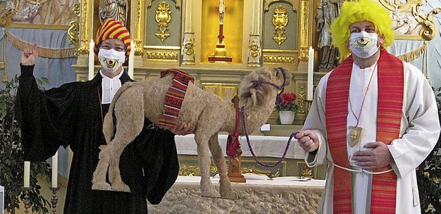 So leicht kommt ein Kamel nicht durchs...d Pater Lukas machten es anschaulich.   | Foto: Ulrike Spiegelhalter