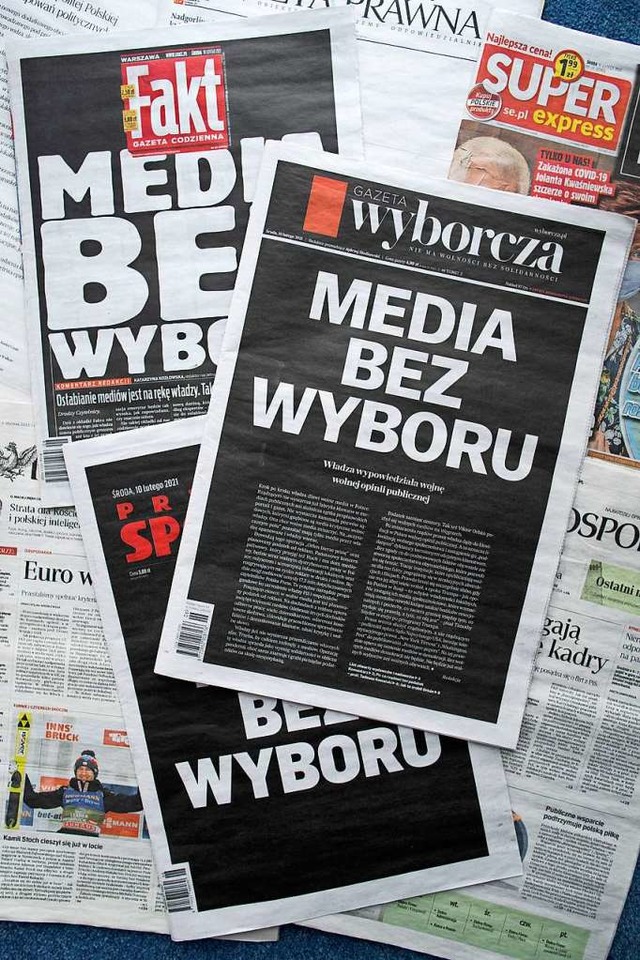 Protest gegen die Steuerwillkr der Re... polnischer Zeitungen blieben schwarz.  | Foto: WOJTEK RADWANSKI (AfP9