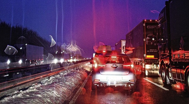 Glatteisbedingter Stau auf der Autobahn 7 am Montagabend  | Foto: Swen Pfrtner (dpa)