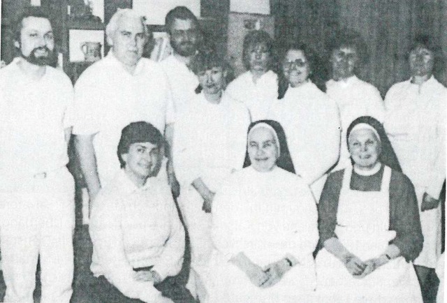 Schwester Tarsilla (Mitte) und Schwester Iphigenie im Kreise der Pflegekrfte  | Foto: privat