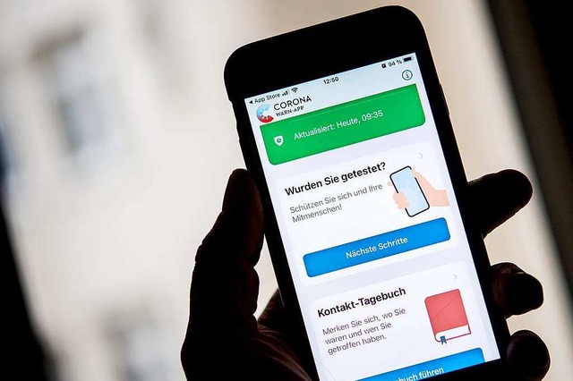 Ist die deutsche Corona-Warn-App bald kompatibel mit der Schweizer App?  | Foto: Zacharie Scheurer (dpa)