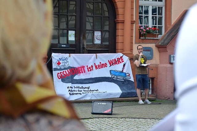 Yannik Hinzmann (am Mikrofon) bei einer Demonstration im Juni 2018  | Foto: Harald Rudolf