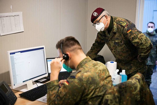 General Eberhard Zorn schaut einem Soldaten bei der Arbeit ber die Schulter.  | Foto: Christoph Reichmann