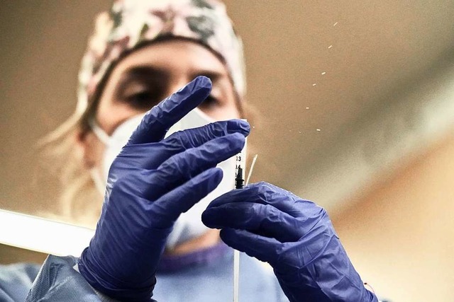 Eine Krankenschwester bereitet eine Impfung gegen Covid-19 vor.   | Foto: H.Bilbao (dpa)