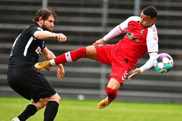 Emilio Kehrer (hier rechts beim 1:1 im...Entscheidung zugunsten der Freiburger.  | Foto: Achim Keller