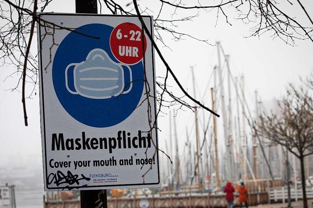 Ein Hinweisschild zur Maskenpflicht in Flensburg (Symbolbild).  | Foto: Christian Charisius (dpa)