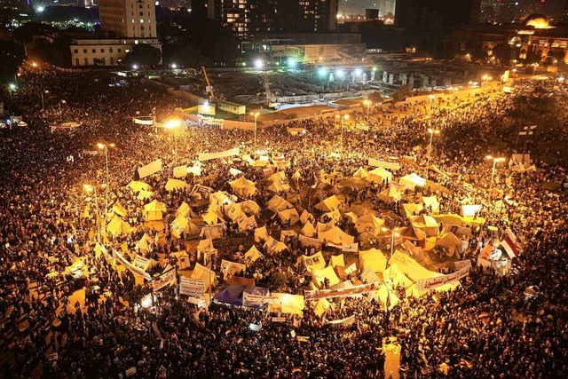 Bevor die Panzer anrckten: Tausende p...er 2012 auf dem Tahrir-Platz in Kairo.  | Foto: Andre Pain